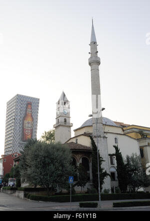 Et'Hem Bey moschea, Xhamia e Et'Hem Beut, con la sua cupola e minareto, il Ottoman Clock Tower di Tirana, Kulla e Sahatit Foto Stock