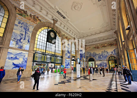 Il Sao Bento stazione,coperto con impressionante azulejo pannelli. Porto, Portogallo. Foto Stock