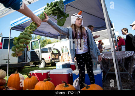 Jeffersonville, New York, Stati Uniti d'America. Undicesimo oct, 2015. Jillian e sua mamma a domenica il mercato degli agricoltori. Jillian Sager è 10 anno vecchia ragazza vivono nei sobborghi, con la sua mente creativa che crea il suo piccolo regno. Lei è anche in in-tra età - da ragazza a adolescente - che riflette sul suo rapporto con la sua famiglia. (Credit: Danielle Shitrit via ZUMA filo) Foto Stock