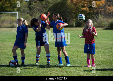 Jeffersonville, New York, Stati Uniti d'America. Undicesimo oct, 2015. Jillian durante la Domenica partita di calcio. Jillian Sager è 10 anno vecchia ragazza vivono nei sobborghi, con la sua mente creativa che crea il suo piccolo regno. Lei è anche in in-tra età - da ragazza a adolescente - che riflette sul suo rapporto con la sua famiglia. (Credit: Danielle Shitrit via ZUMA filo) Foto Stock