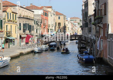 Un ponte circondato con barche a Venezia, Italia Foto Stock