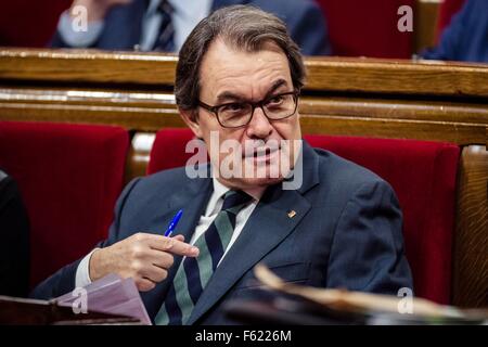 Barcellona, Spagna. Decimo Nov, 2015. Deliberando il catalano presidente ARTUR MAS durante la discussione sull'investitura al parlamento catalano a seguito delle elezioni regionali il 27 settembre Credito: matthi/Alamy Live News Foto Stock