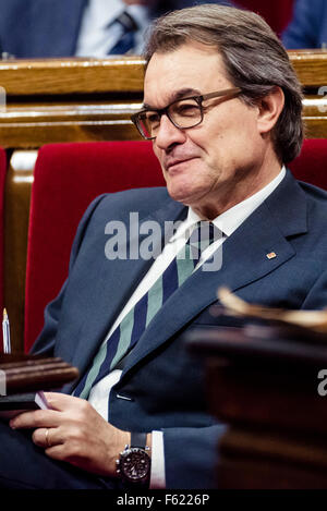 Barcellona, Spagna. Decimo Nov, 2015. Deliberando il catalano presidente ARTUR MAS durante la discussione sull'investitura al parlamento catalano a seguito delle elezioni regionali il 27 settembre Credito: matthi/Alamy Live News Foto Stock