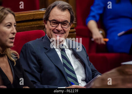 Barcellona, Spagna. Decimo Nov, 2015. Deliberando il catalano presidente ARTUR MAS durante la discussione sull'investitura al parlamento catalano a seguito delle elezioni regionali il 27 settembre Credito: matthi/Alamy Live News Foto Stock