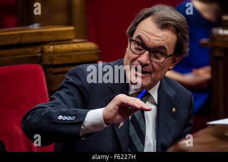 Barcellona, Spagna. Decimo Nov, 2015. Deliberando il catalano presidente ARTUR MAS durante la discussione sull'investitura al parlamento catalano a seguito delle elezioni regionali il 27 settembre Credito: matthi/Alamy Live News Foto Stock