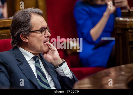 Barcellona, Spagna. Decimo Nov, 2015. Deliberando il catalano presidente ARTUR MAS durante la discussione sull'investitura al parlamento catalano a seguito delle elezioni regionali il 27 settembre Credito: matthi/Alamy Live News Foto Stock