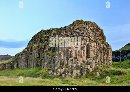 Basalto colonnare affioramento (e cascata di sfondo), Dverghamrar Nana (scogliere), vicino a Foss, Islanda Foto Stock