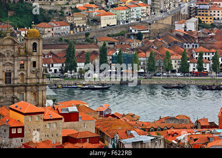 Vista parziale del Porto (anteriore), il fiume Douro & (Vila Nova de Gaia (retro), dalla Torre dos Clerigos. Il Portogallo. Foto Stock