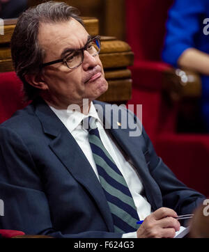 Barcellona, Spagna. Decimo Nov, 2015. Deliberando il catalano presidente ARTUR MAS durante la discussione sull'investitura al parlamento catalano a seguito delle elezioni regionali il 27 settembre Credito: matthi/Alamy Live News Foto Stock