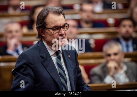 Barcellona, Spagna. Decimo Nov, 2015. Deliberando il catalano presidente ARTUR MAS voti " Sì " per la sua candidatura durante la discussione sull'investitura per il catalano della presidenza nel parlamento catalano. Credito: matthi/Alamy Live News Foto Stock