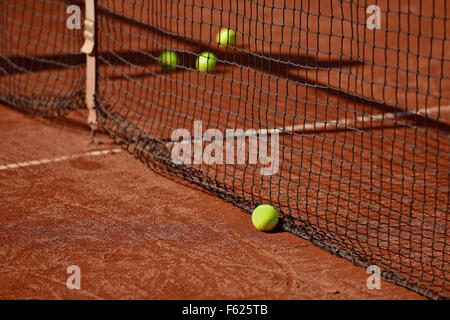 Dettaglio delle riprese con le palline da tennis vicino alla rete su un campo da tennis in terra battuta Foto Stock