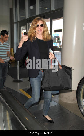 Rene Russo si allontana dall'Aeroporto Internazionale di Los Angeles (LAX) con suo marito Dan Gilroy con: Rene Russo dove: Los Angeles, California, Stati Uniti quando: 02 Ott 2015 Foto Stock