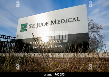 Un logo segno al di fuori della sede della st Jude Medical, Inc., St. Paul, Minnesota il 25 ottobre 2015. Foto Stock