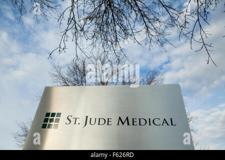 Un logo segno al di fuori della sede della st Jude Medical, Inc., St. Paul, Minnesota il 25 ottobre 2015. Foto Stock