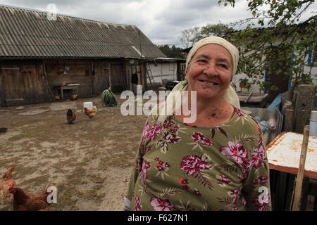 Maria Ilchenko, un residente illegale (Samosely), che hanno restituito dopo il disastro di Chernobyl presso la sua azienda agricola nel villaggio Kupovate. Zona di esclusione, Ucraina Foto Stock