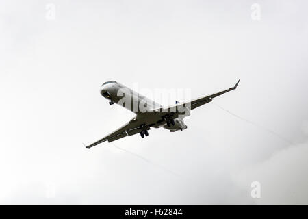 Un piano di approccio finale all'aeroporto di Manchester Foto Stock