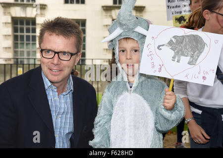 Global March per elefanti e rinoceronti a Whitehall, Londra dotata: Nicky Campbell dove: Londra, Regno Unito quando: 03 Ott 2015 Foto Stock