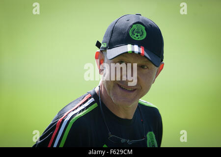 Ciudad De Mexico, Messico. Decimo Nov, 2015. Messico della nazionale di calcio allenatore Juan Carlos Osorio prende parte a una sessione di formazione in Città del Messico, capitale del Messico, nov. 10, 2015. Il Messico si troverà di fronte a El Salvador il nov. 13, come parte della prima fase di qualificazione per il 2018 FIFA World Cup Russia. Credito: Pedro Mera/Xinhua/Alamy Live News Foto Stock