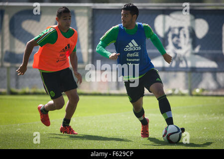 Ciudad De Mexico, Messico. Decimo Nov, 2015. Messico della nazionale di calcio giocatori Luis Fuentes (L) e Carlos Vela prendere parte a una sessione di formazione in Città del Messico, capitale del Messico, nov. 10, 2015. Il Messico si troverà di fronte a El Salvador il venerdì di novembre 13, come parte della prima fase di qualificazione per il 2018 FIFA World Cup Russia. Credito: Pedro Mera/Xinhua/Alamy Live News Foto Stock