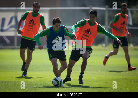 Ciudad De Mexico, Messico. Decimo Nov, 2015. Messico della nazionale di calcio i giocatori Javier Hernandez (L) anteriore e Hugo Ayala (R) anteriore prendere parte a una sessione di formazione in Città del Messico, capitale del Messico, nov. 10, 2015. Il Messico si troverà di fronte a El Salvador il nov. 13, come parte della prima fase di qualificazione per il 2018 FIFA World Cup Russia. Credito: Pedro Mera/Xinhua/Alamy Live News Foto Stock