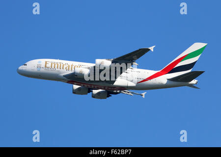 Aeroporto di Londra Heathrow, Regno Unito - 28 agosto 2015: Un Emirates Airbus A380, con registrazione A6-EEX decollare da Londra H Foto Stock