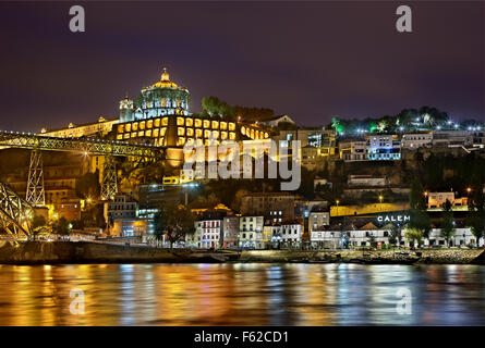 Vista di Vila Nova de Gaia e il Mosteiro (monastero) da Serra do Pilar dal Ribeira, Porto, Porto e Norte, Portogallo Foto Stock