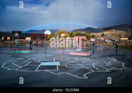 Rainbow su scuola elementare parco giochi nel piccolo paese di montagna di salida, Colorado, STATI UNITI D'AMERICA Foto Stock