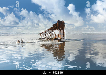 Il naufragio del Peter Iredale che è arenata nel 1906 su Oregon Coast in rotta per il Columbia River. Foto Stock