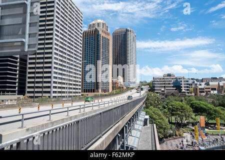 Cahill expressway strada che corre attraverso il Circular Quay di Sydney , alberghi sul lato sinistro , Australia Foto Stock