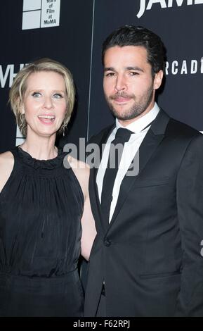 New York, NY, STATI UNITI D'AMERICA. Decimo Nov, 2015. Cynthia Nixon, Christopher Abbott presso gli arrivi per la serata di apertura del MoMA Ottava annuale contendenti con il film di Arcade JAMES bianco, il Museo di Arte Moderna (MoMA), New York, NY Novembre 10, 2015. Credito: Lev Radin/Everett raccolta/Alamy Live News Foto Stock