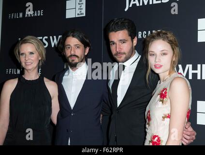 New York, NY, STATI UNITI D'AMERICA. Decimo Nov, 2015. Cynthia Nixon, Josh Mond, Christopher Abbott, Makenzie Leigh presso gli arrivi per la serata di apertura del MoMA Ottava annuale contendenti con il film di Arcade JAMES bianco, il Museo di Arte Moderna (MoMA), New York, NY Novembre 10, 2015. Credito: Lev Radin/Everett raccolta/Alamy Live News Foto Stock