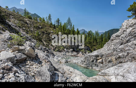 Le rocce nella stretta valle del torrente di montagna. Eastern Sayan. Buryatia Foto Stock