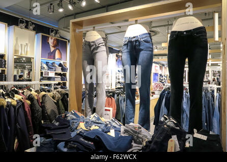 Uno di seguito in magazzini Macy's Herald Square, NYC Foto Stock