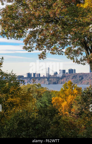 Wave Hill giardino pubblico si affaccia su New Jersey Palisades e George Washington Bridge, Bronx, New York, Stati Uniti d'America Foto Stock