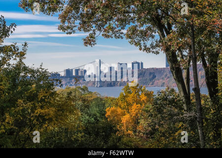 Wave Hill giardino pubblico si affaccia su New Jersey Palisades e George Washington Bridge, Bronx, New York, Stati Uniti d'America Foto Stock