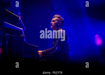 Bologna, Italia. Decimo Nov, 2015. Andrea Mariano della rock band italiana Negramaro raffigurata sul palco come egli si esibisce dal vivo a Unipol Arena Bologna. Credito: Roberto Finizio/Pacific Press/Alamy Live News Foto Stock