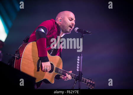 Bologna, Italia. Decimo Nov, 2015. Giuliano Sangiorgi della rock band italiana Negramaro raffigurata sul palco come egli si esibisce dal vivo a Unipol Arena Bologna. Credito: Roberto Finizio/Pacific Press/Alamy Live News Foto Stock