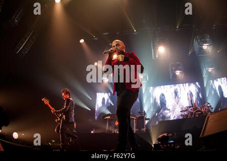 Bologna, Italia. Decimo Nov, 2015. Giuliano Sangiorgi della rock band italiana Negramaro raffigurata sul palco come egli si esibisce dal vivo a Unipol Arena Bologna. Credito: Roberto Finizio/Pacific Press/Alamy Live News Foto Stock