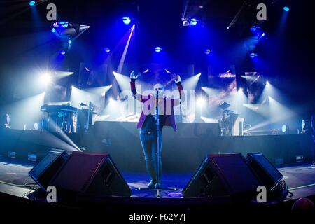 Bologna, Italia. Decimo Nov, 2015. Giuliano Sangiorgi della rock band italiana Negramaro raffigurata sul palco come egli si esibisce dal vivo a Unipol Arena Bologna. Credito: Roberto Finizio/Pacific Press/Alamy Live News Foto Stock