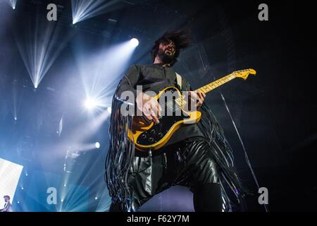 Bologna, Italia. Decimo Nov, 2015. Emanuele Spedicato della rock band italiana Negramaro raffigurata sul palco come egli si esibisce dal vivo a Unipol Arena Bologna. Credito: Roberto Finizio/Pacific Press/Alamy Live News Foto Stock