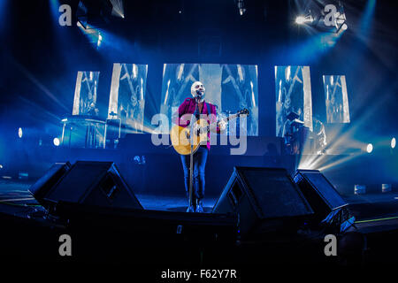 Bologna, Italia. Decimo Nov, 2015. Giuliano Sangiorgi della rock band italiana Negramaro raffigurata sul palco come egli si esibisce dal vivo a Unipol Arena Bologna. Credito: Roberto Finizio/Pacific Press/Alamy Live News Foto Stock