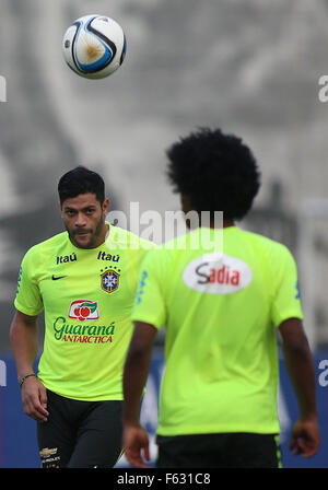 Sao Paulo, Brasile. Decimo Nov, 2015. Hulk (L) del Brasile nazionale di calcio prende parte a una sessione di formazione in Sao Paulo il nov. 10, 2015. Il Brasile sarà rivolto verso l'Argentina il 9 novembre 12, e il Perù il 9 novembre 17, in corrispondenze del qualificatore per la Coppa del Mondo in Russia 2018. Credito: Rahel Patrasso/Xinhua/Alamy Live News Foto Stock