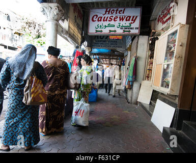 Le donne africane lo shopping per le merci di Colaba, Mumbai. Foto Stock