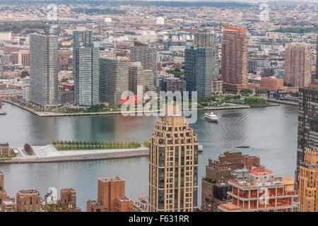 Vista l'East River. Roosevelt Island, Franklin D. Roosevelt quattro libertà Park e Long Island City progetti di fantasia Foto Stock