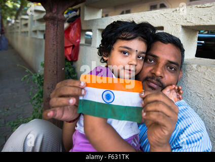 "Amiamo India" - padre e figlia tenendo la bandiera indiana di Mumbai. Foto Stock