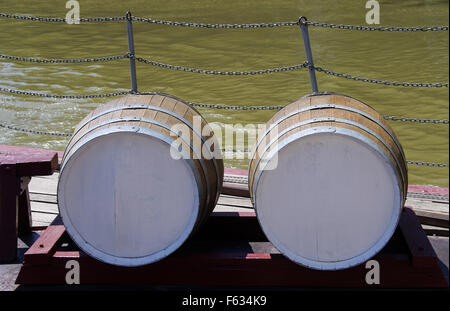 Due in legno barili di vino su una barca di legno deck Foto Stock