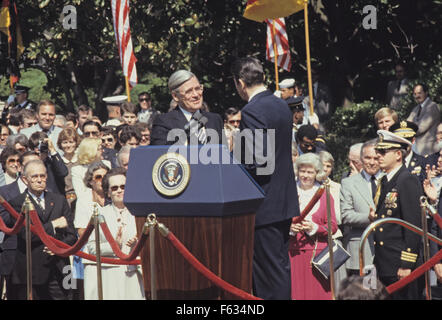 Il Presidente degli Stati Uniti Ronald Reagan accoglie il Cancelliere Helmut Schmidt della Germania durante una cerimonia di benvenuto alla Casa Bianca di Washington il 21 maggio 1981. Schmidt è programmato per incontrare il Presidente e altri alti funzionari del governo durante i suoi quattro giorni di visita a noi. Helmut Schmidt è deceduto il 10 novembre 2015 all'età di 96. Credito: Benjamin E. 'gene' Forte/CNP - nessun filo SERVICE - Foto Stock