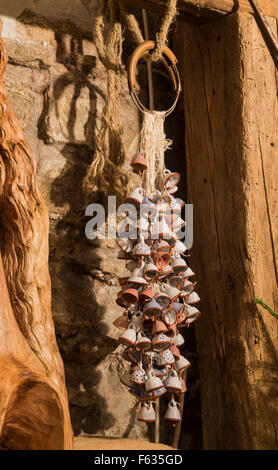 Centinaia di piccole campane in ceramica. closeup sui fatti a mano in ceramica tradizionale Jingle Bells con ornamento etnica Foto Stock