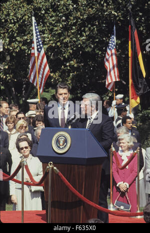 Il Presidente degli Stati Uniti Ronald Reagan accoglie il Cancelliere Helmut Schmidt della Germania durante una cerimonia di benvenuto alla Casa Bianca di Washington il 21 maggio 1981. Schmidt è programmato per incontrare il Presidente e altri alti funzionari del governo durante i suoi quattro giorni di visita a noi. Helmut Schmidt è deceduto il 10 novembre 2015 all'età di 96. Credito: Benjamin E. 'gene' Forte/CNP - nessun filo SERVICE - Foto Stock