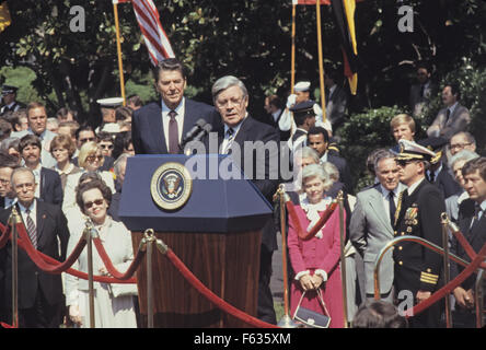 Il Presidente degli Stati Uniti Ronald Reagan accoglie il Cancelliere Helmut Schmidt della Germania durante una cerimonia di benvenuto alla Casa Bianca di Washington il 21 maggio 1981. Schmidt è programmato per incontrare il Presidente e altri alti funzionari del governo durante i suoi quattro giorni di visita a noi. Helmut Schmidt è deceduto il 10 novembre 2015 all'età di 96. Credito: Benjamin E. 'gene' Forte/CNP - nessun filo SERVICE - Foto Stock